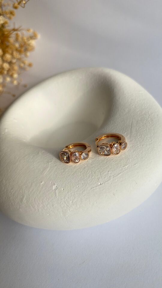 Rose gold mini üç taşlı küpe
