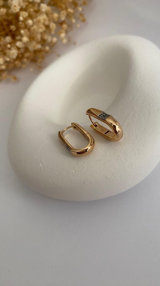 Oval formlu taşlı rose gold küpe