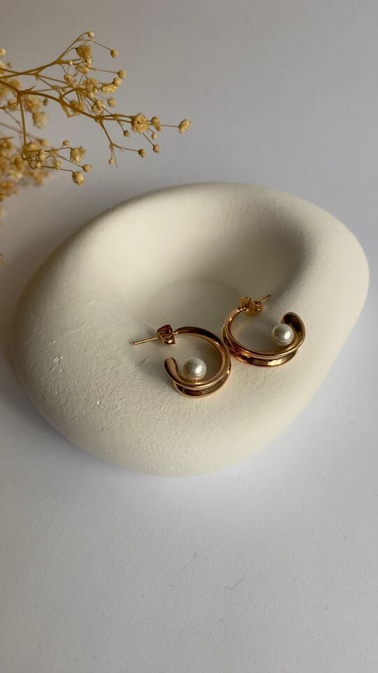 İnci detaylı yarım halka küpe