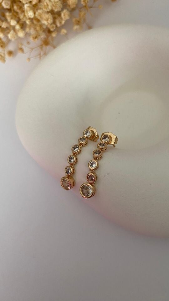 Taşlı sallantılı rose gold küpe