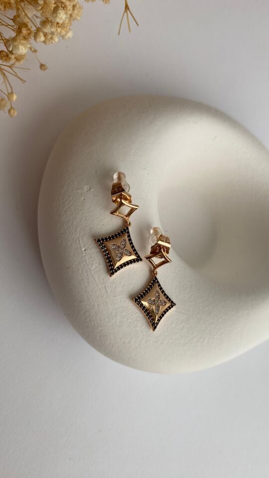 Siyah taşlı mini sallantılı küpe