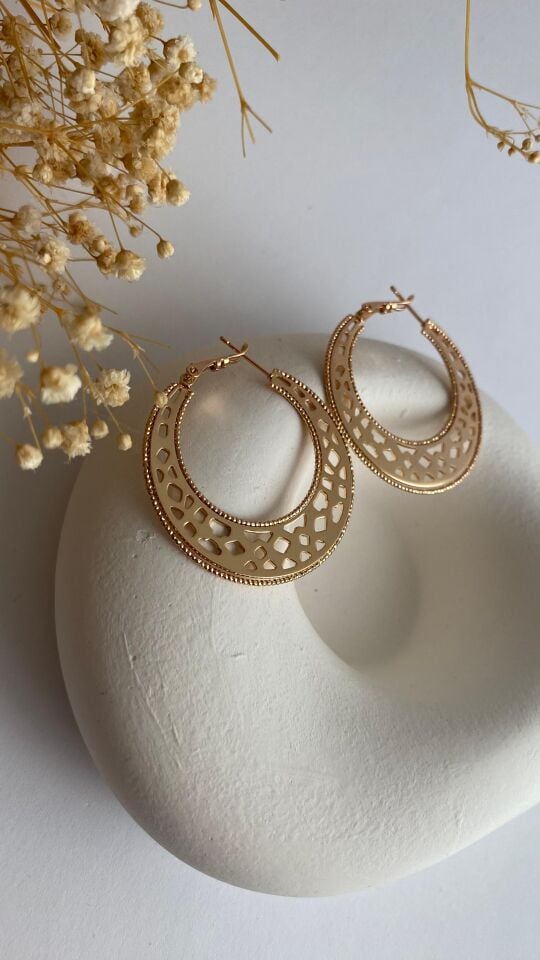 İşlemeli rose gold halka küpe