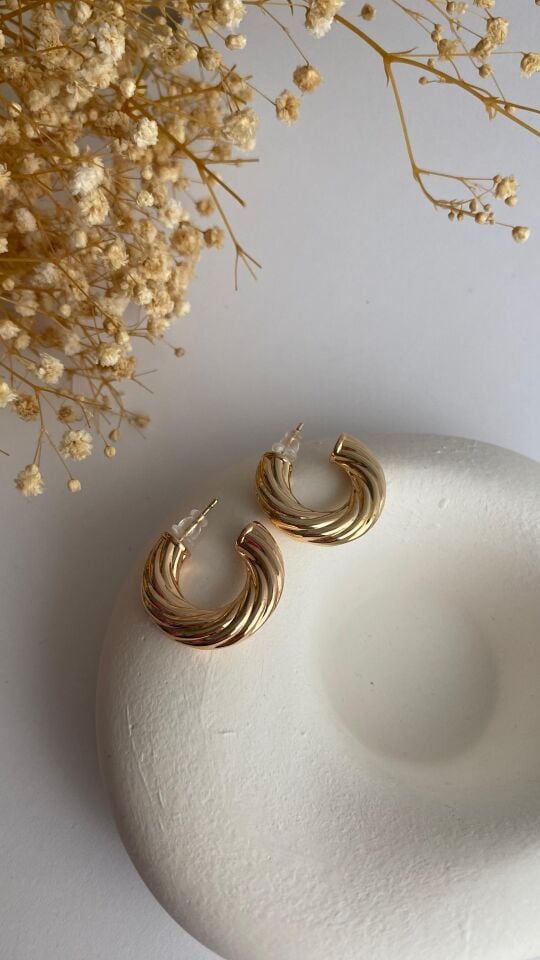 Burgu görünümlü rose gold halka küpe