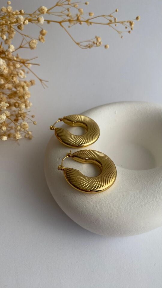 Çelik halka üstü çizgili küpe