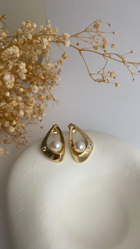 Üçgen formlu inci detay küpe