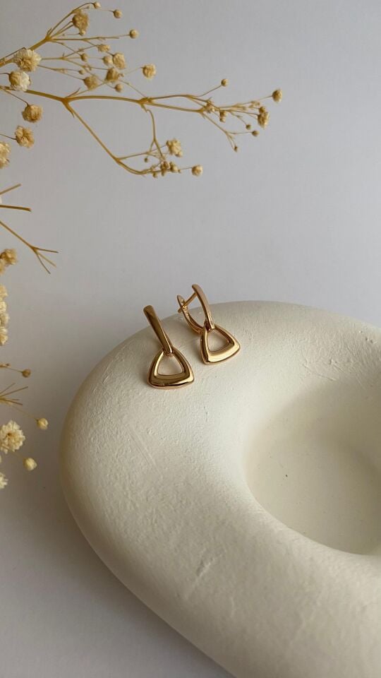 Üçgen uçlu sallantılı küpe