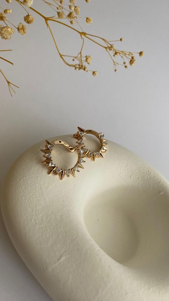 Çivili taşlı halka küpe