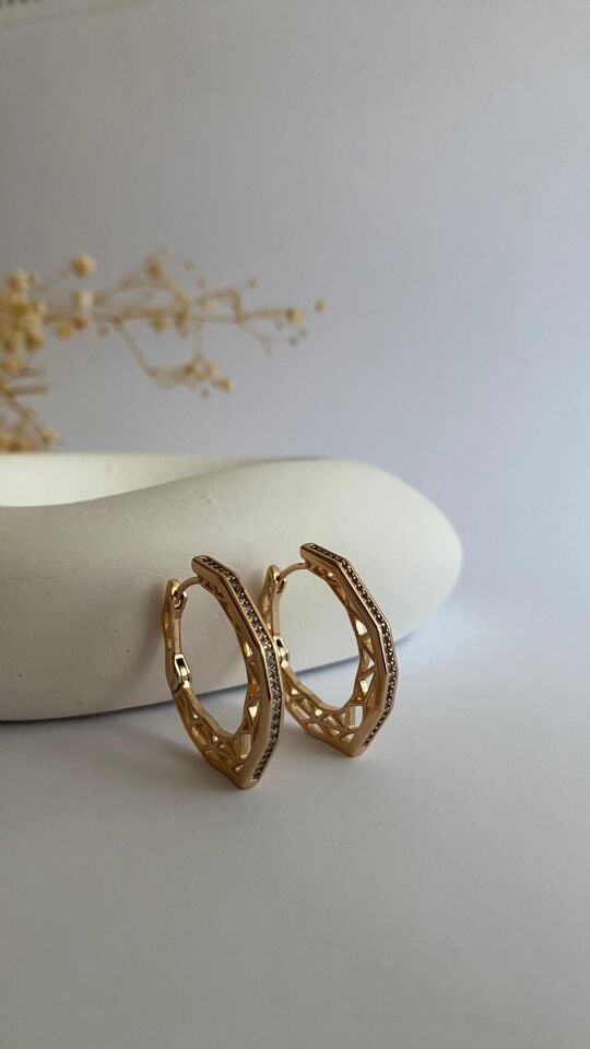 Çokgen kenarları işlemeli taşlı halka küpe