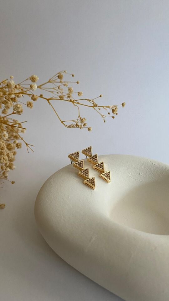 Taşlı üçgen sallantılı küpe