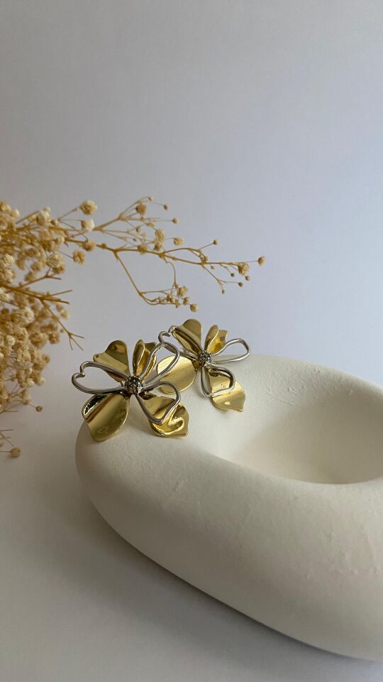 Silver gold detaylı iri çiçek küpe