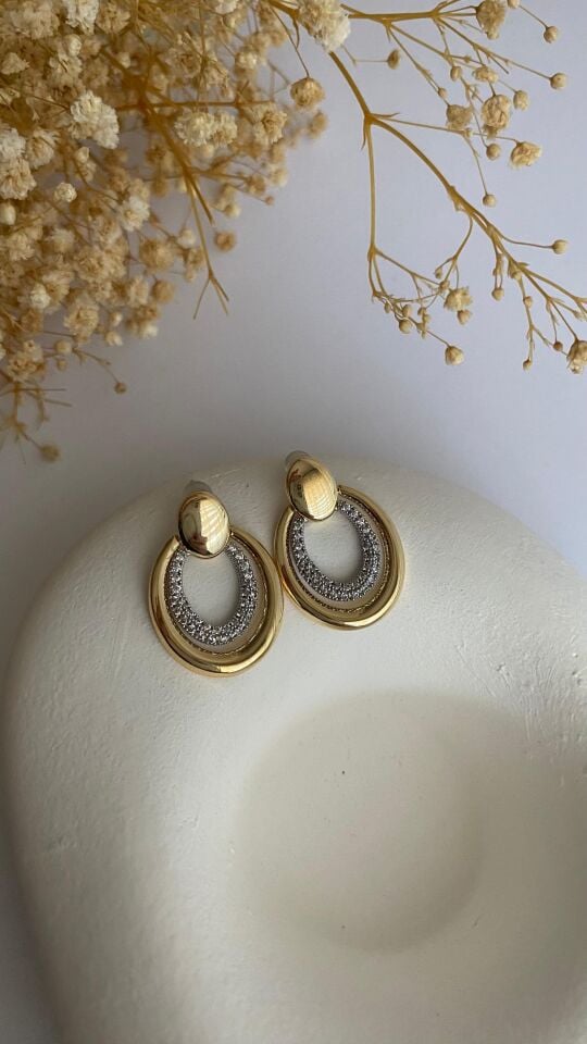 Oval ortası taş işli küpe