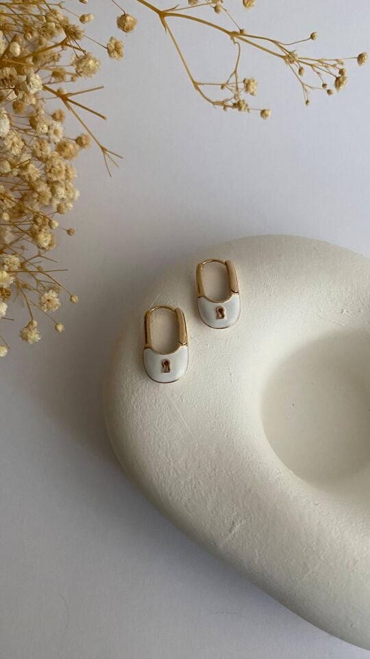 Beyaz mineli kilit küpe