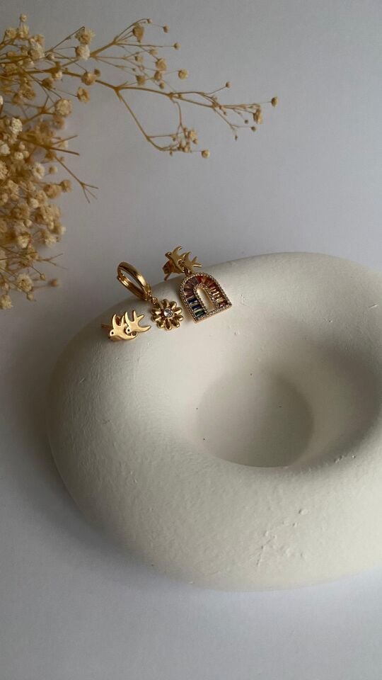 Renkli kuş figürlü üçlü set küpe