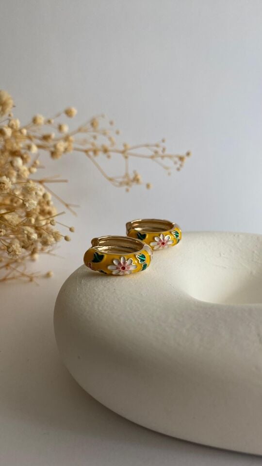 Sarı üzeri çiçek işlemeli halka küpe