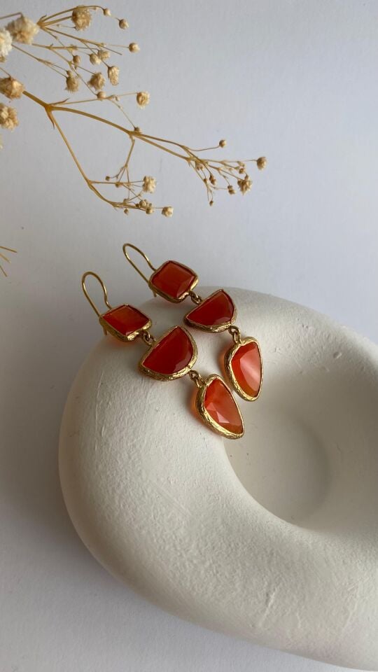 Tarçın renkli sallantılı kedi gözü taşlı küpe