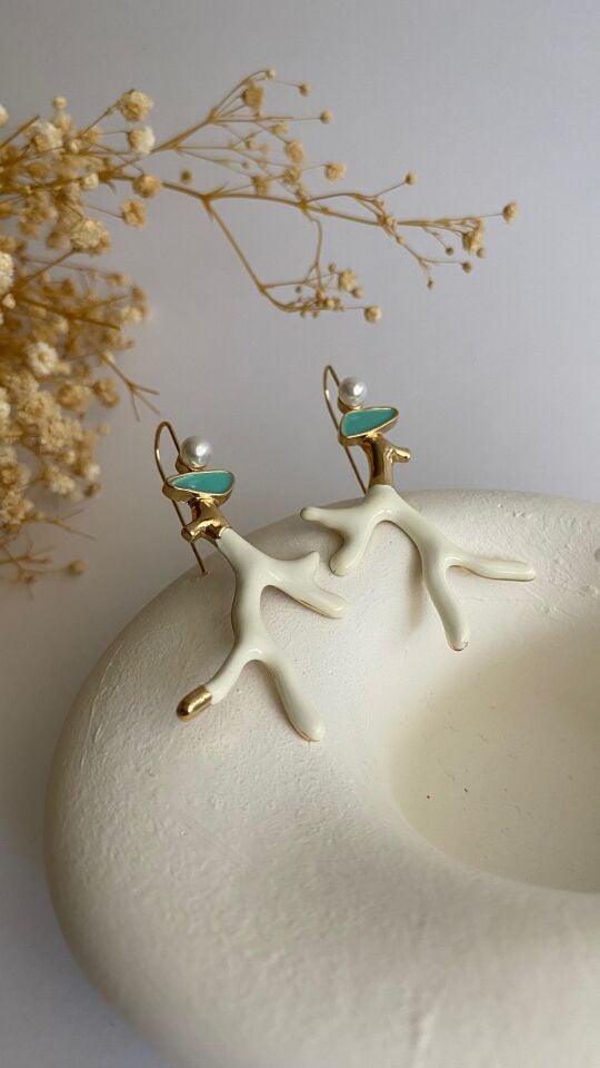 Mercan formlu mavi beyaz küpe