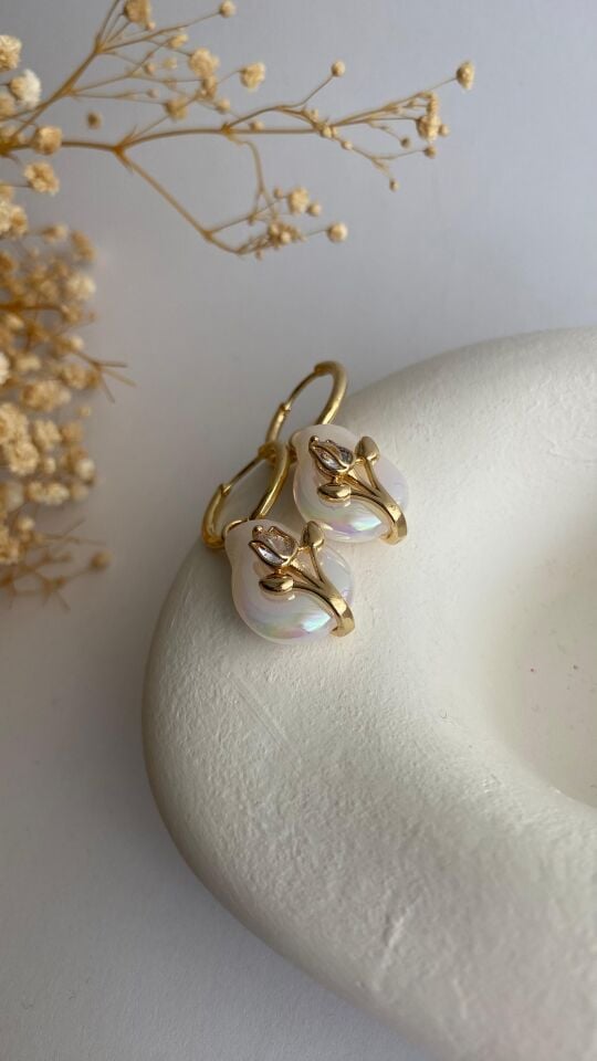 Sedef lale motifli küpe