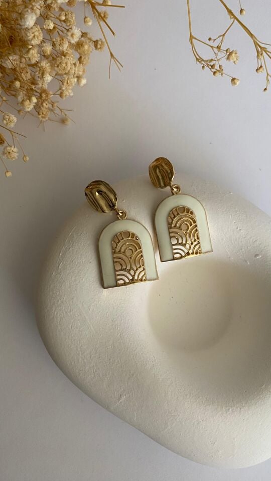 Beyaz işlemeli küpe