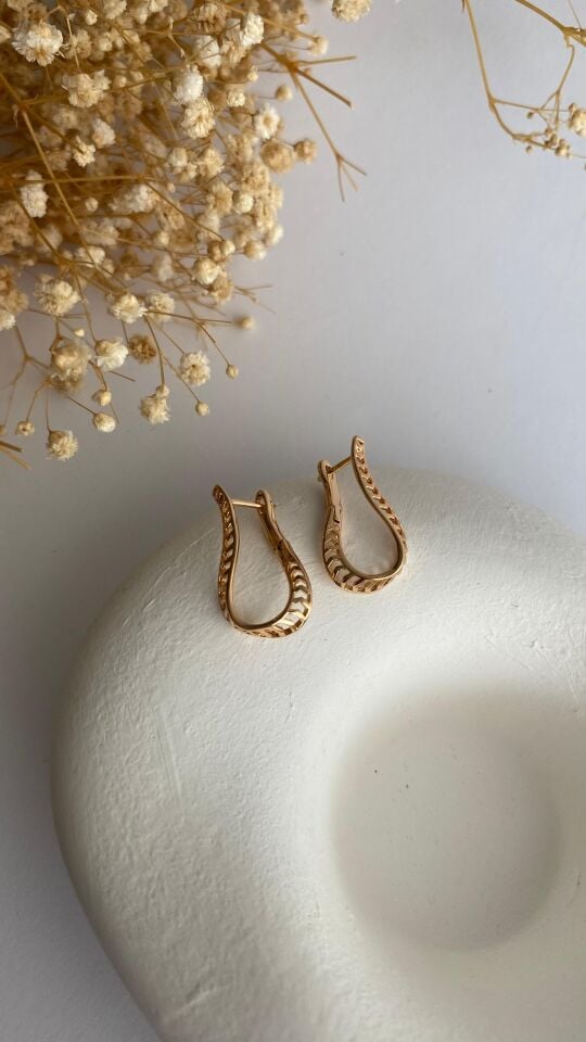 Kıvrımlı formlu rose gold küpe