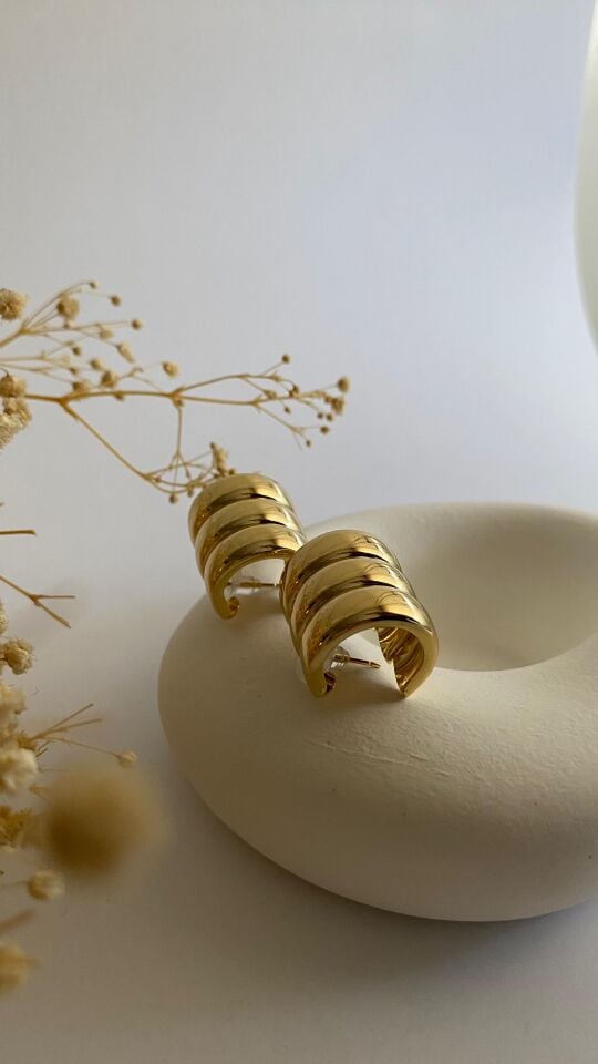 Üçlü görünümlü gold halka küpe