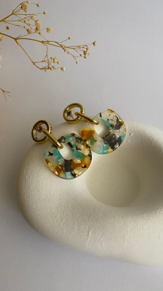 Renkli sallantılı gold halkalı küpe