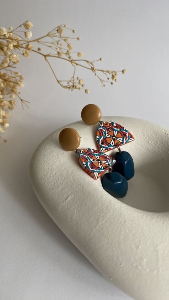 Renkli sallantılı boncuklu küpe