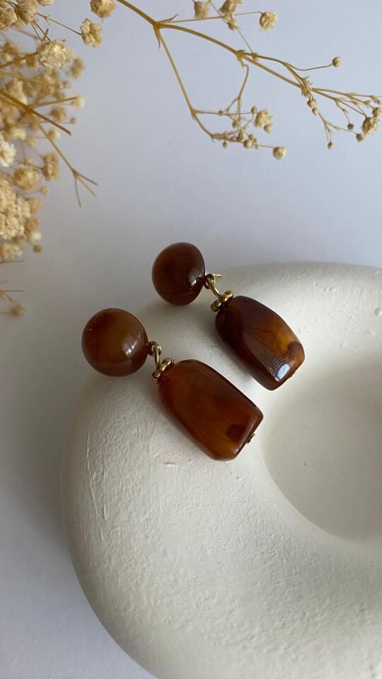 Kehribar boncuklu sallantılı küpe