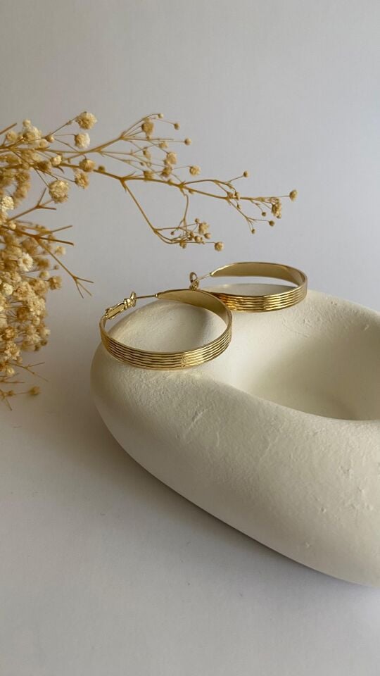 14k Gold yüzeyi çizgili halka küpe