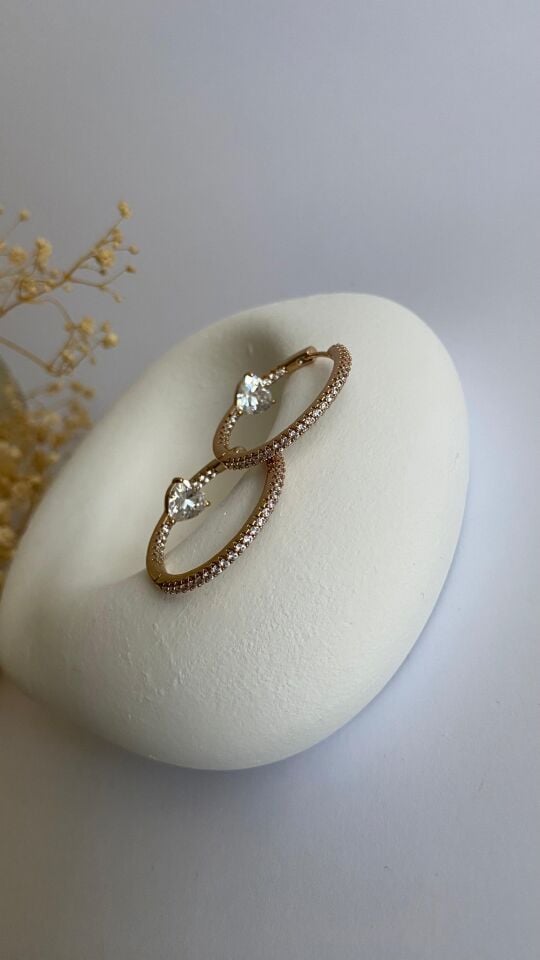 Rose gold içi ve etrafı taşlı halka küpe