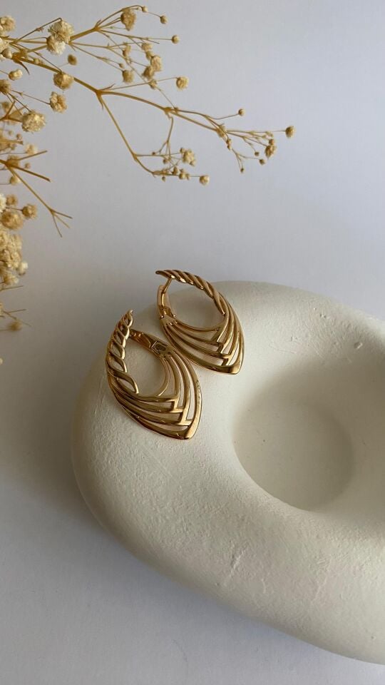 Yaprak formlu kıvrımlı rose gold küpe