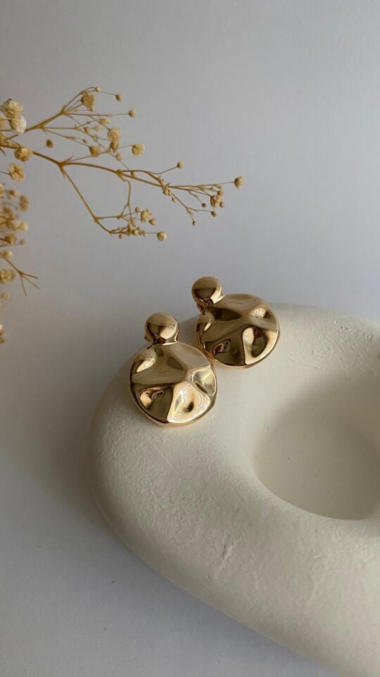 Yüzeyi dalgalı plaka küpe