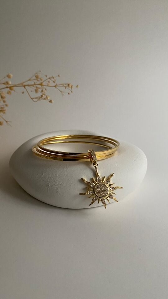 Taşlı güneş charmlı üçlü ajda bilezik