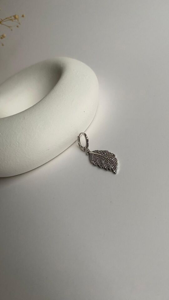 Tekli silver yaprak formlu küpe