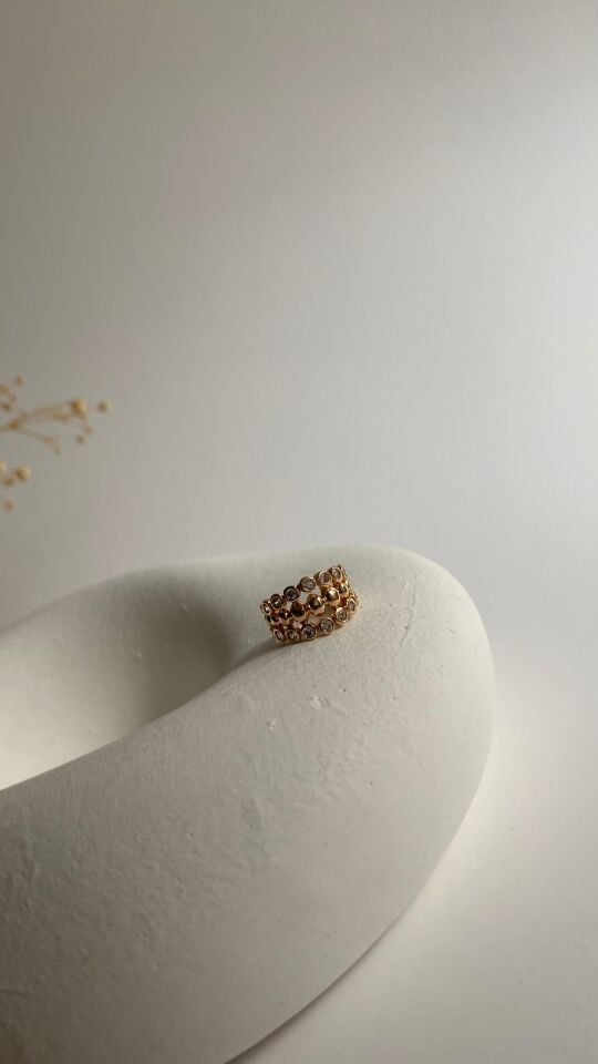 Rose gold üç sıra taş işli kıkırdak küpesi