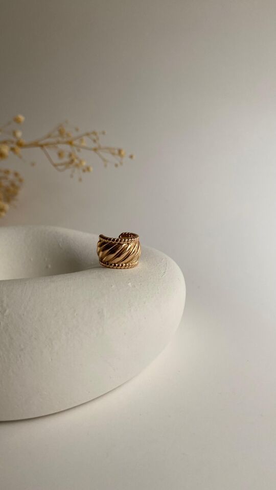 Rose gold sarmal kıkırdak küpesi