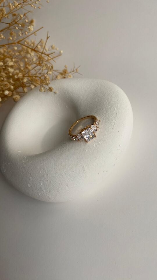 Diana taşlı yüzük