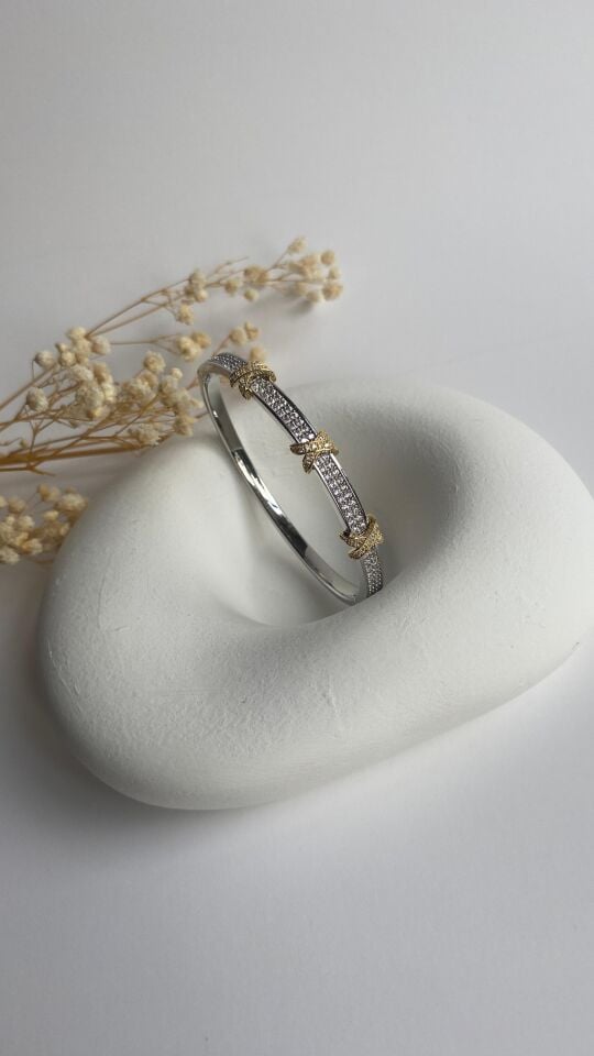 Zirkon taşlı çarpı detaylı kelepçe bileklik