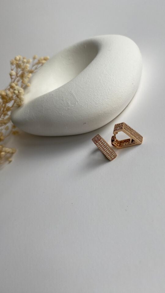 Rose gold üçgen taşlı küpe