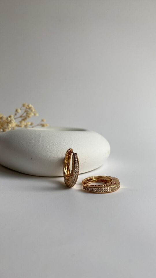 Rose gold yanı işlemeli taşlı halka küpe