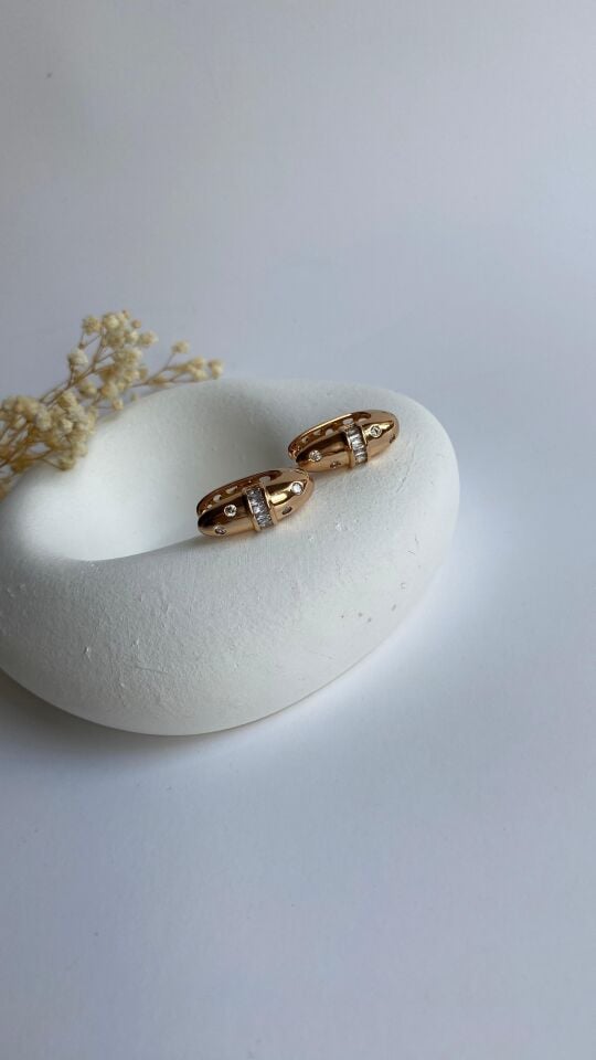 Rose gold u formlu taşlı küpe