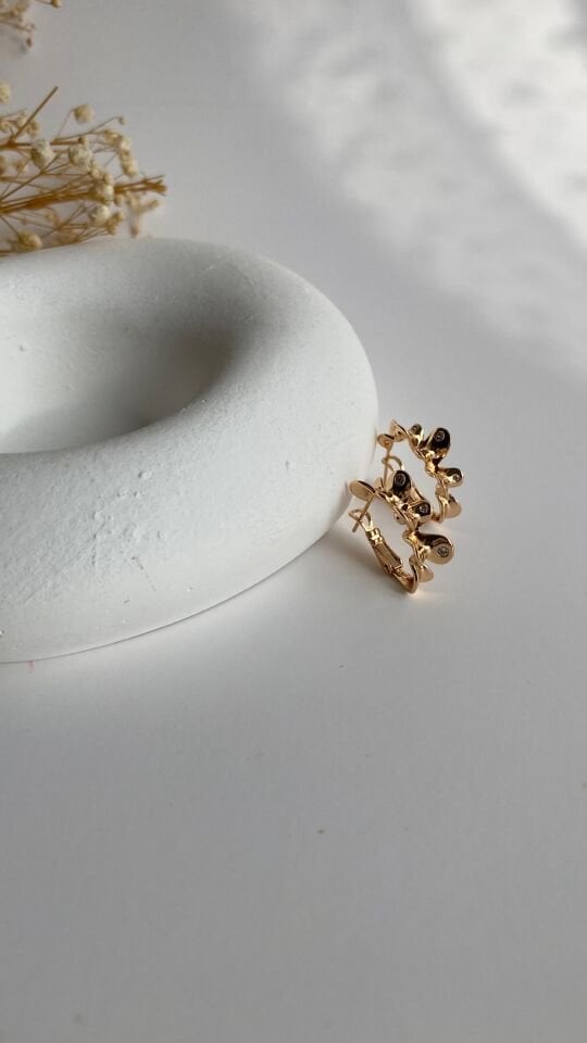 Rose gold kıvrımlı taşlı halka küpe