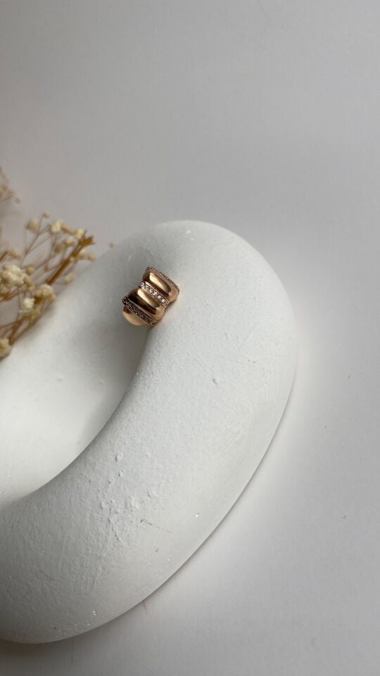 Rose gold yatay taşlı kıkırdak küpe