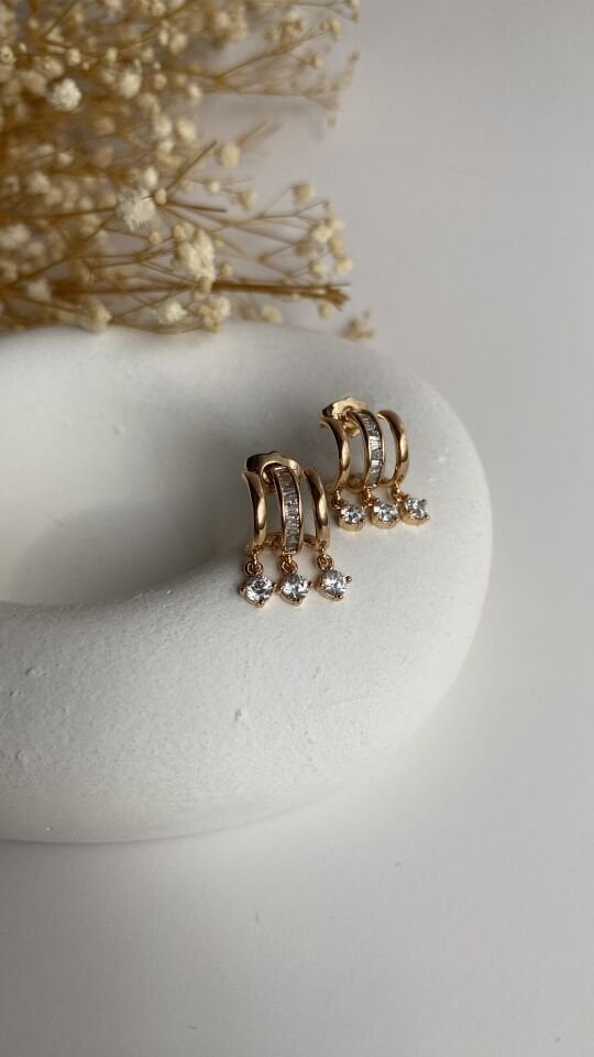 Rose gold Üçlü taşlı sallantılı küpe