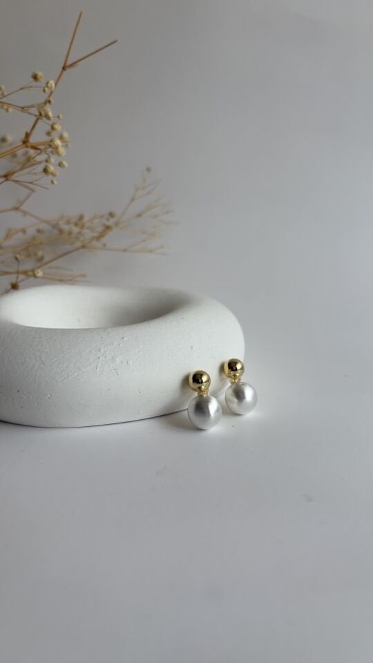 Büyük incili gold detaylı küpe